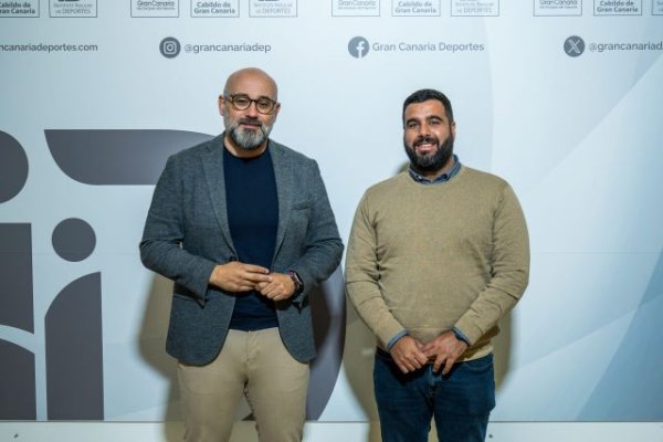 El consejero de Deportes, Aridany Romero, recibe al nuevo presidente de la Federación de Automovilismo de Las Palmas, Daniel Ponce