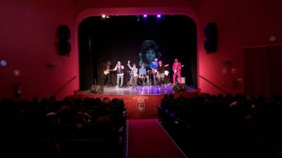 Guía acogió el espectáculo ‘Kids Rock History’ del que disfrutaron hoy cerca de 200 alumnos del IES Santa María de Guía