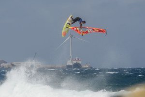Windsurf: El canario Marino Gil protagoniza un comienzo épico en Pozo Izquierdo