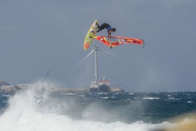 Windsurf: El canario Marino Gil protagoniza un comienzo &eacute;pico en Pozo Izquierdo