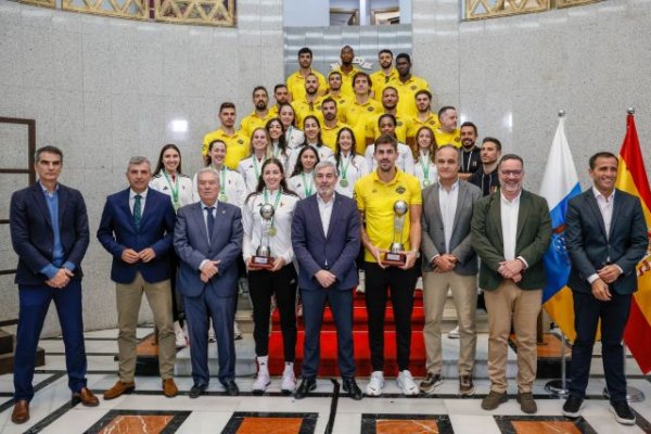 Fernando Clavijo felicita al CD Heidelberg y al CV Guaguas, campeones de la Supercopa de Espa&ntilde;a de Voleibol