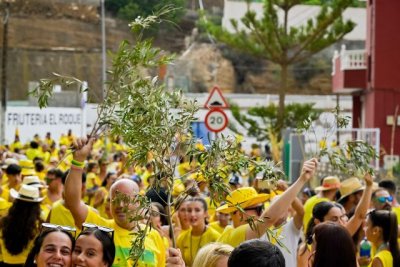 Gáldar: La lluvia no logra apagar el espíritu de La Rama de Barrial