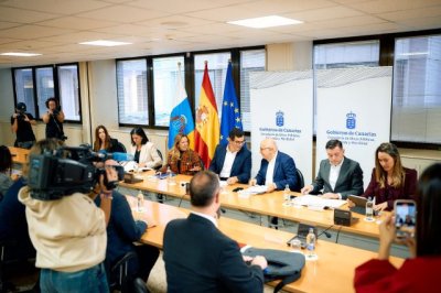 Gobierno, Estado y cabildos acuerdan la firma de un protocolo para garantizar la financiaci&oacute;n de los trenes