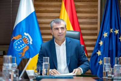 Manuel Dom&iacute;nguez estudia bonificar el IRPF para las rentas de los trabajadores canarios