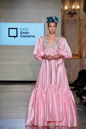 La diseñadora senegalesa Adama Paris deslumbra con el ‘savoir faire’ africano