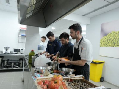 El Cabildo de Gran Canaria forma en creatividad y vanguardia a una treintena de cocineros de la isla