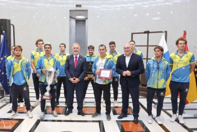 Torres recibe al Club Molina Sport tras proclamarse campe&oacute;n de Europa de hockey l&iacute;nea