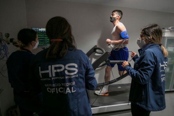 Sergi García, jugador del Club de Baloncesto Gran Canaria, pasa el reconocimiento médico en HPS