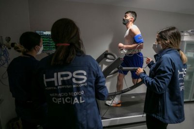 Sergi García, jugador del Club de Baloncesto Gran Canaria, pasa el reconocimiento médico en HPS