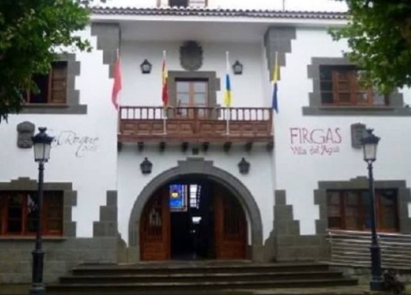 Firgas cuenta por primera vez en su historia con secretario, interventora y tesorera