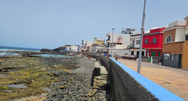 Falta de socorristas entre semana en la Playa del Agujero en Gáldar