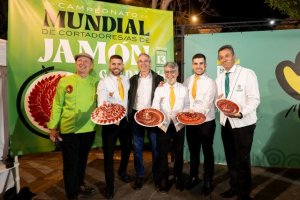 Cinco maestros del corte de jam&oacute;n cautivan a G&aacute;ldar con una clase magistral hist&oacute;rica