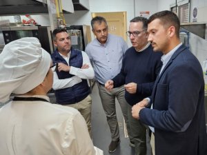 Poli Suárez defiende en Lanzarote el esfuerzo por mantener servicios esenciales en las escuelas unitarias