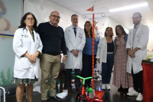 El Molina Orosa recibe un triciclo con portasueros para la planta de Pediatría