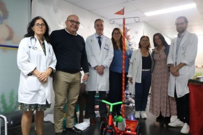 El Molina Orosa recibe un triciclo con portasueros para la planta de Pediatr&iacute;a