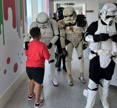 Los pacientes pedi&aacute;tricos del HUC reciben la visita de los personajes de Star Wars de la Legi&oacute;n 501