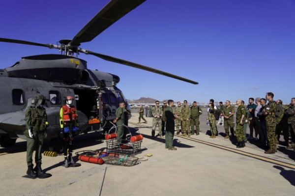 Los delegados del ‘Evento DV11’ visitan la Base Aérea de Gando