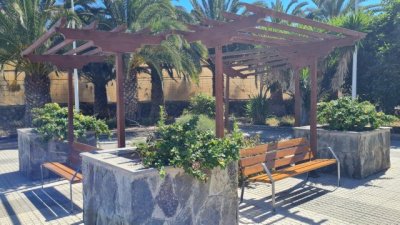 Parques y Jardines renueva los bancos del parque de Mister Leacock en El Agujero