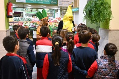 G&aacute;ldar: La actividad 'La Recova M&aacute;gica' muestra su tradici&oacute;n y sus valores a una veintena de estudiantes