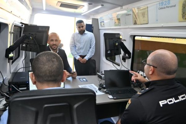 La oficina itinerante de la Policía Nacional para solicitar o renovar el DNI se estrena en Gáldar y volverá el 11 de noviembre