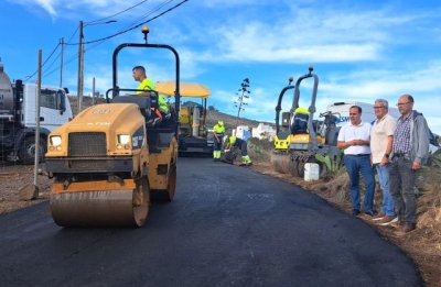 El Ayuntamiento de Guía inició esta semana las obras de reasfaltado de más de 13.000 m² de vías y calles del municipio