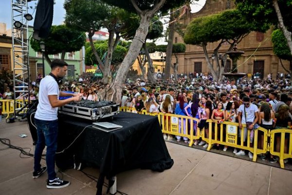 La fiesta de polvos holi llena de color la Plaza de Santiago en el Martes de Carnaval