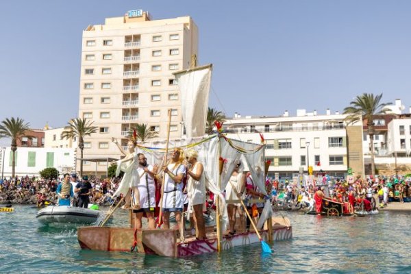 La XXV Regata de Achipencos del Carnaval de Puerto del Rosario une a más de 7.000 personas en la capital este 2023