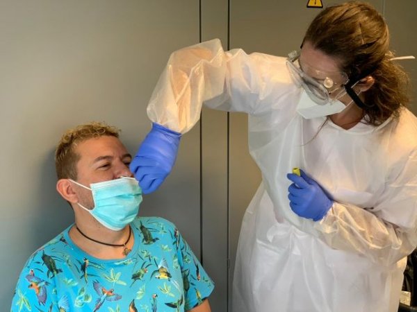 Sanidad contabiliza 2.364 nuevos casos de COVID-19 en personas de más de 60 años en los últimos tres días