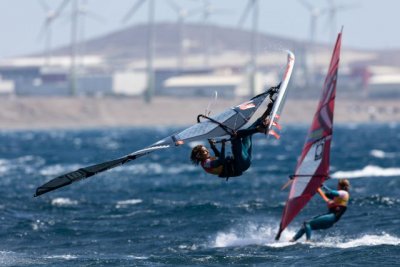 Iballa acaricia la corona de su hermana en el Mundial de Windsurf de Pozo Izquierdo