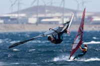 Iballa acaricia la corona de su hermana en el Mundial de Windsurf de Pozo Izquierdo