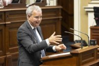 Franquis informa al Parlamento que ya se ha atendido al 80% de las familias que perdieron su hogar por la erupci&oacute;n