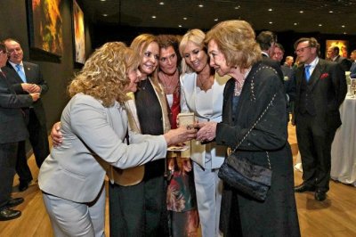 La Reina Sofía recibe en Gran Canaria el Pin de Oro de la Fundación Alejandro da Silva, referente en el apoyo a niños con leucemia