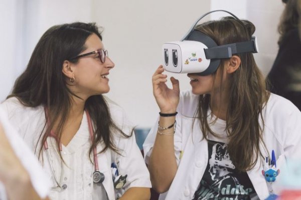 El Materno Infantil utiliza gafas de realidad virtual para disminuir la tensión y ansiedad en Pediatría