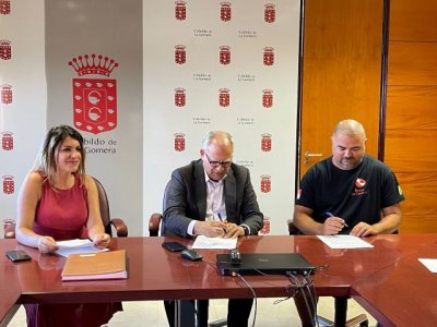 La Gomera: Cabildo y Hupalupa firman un convenio para potenciar la pr&aacute;ctica del buceo en la isla