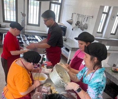Los usuarios del Centro Ocupacional Comarcal Santa Mar&iacute;a de Gu&iacute;a reciben un diploma por sus excelentes dotes culinarias