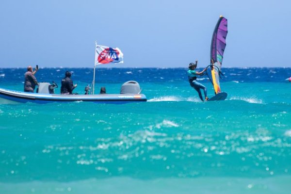 Velocidad, viento y espectáculo en el arranque del 37º Campeonato del Mundo de Windsurf Slalom X