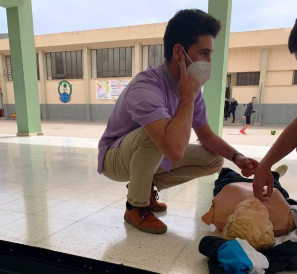 Profesionales de Urgencias del Hospital Dr. Negrín imparten un taller de simulación de RCP a escolares
