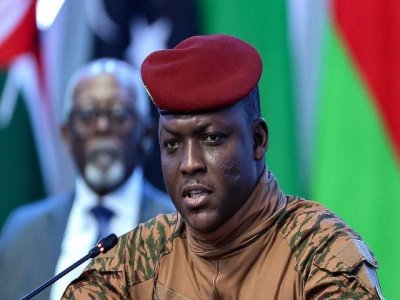 El presidente interino de Burkina Faso les dijo a sus pares que dejaran de ser marionetas imperialistas