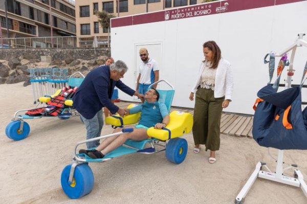 Las playas de Puerto del Rosario refuerzan su servicio de baño asistido para las personas con movilidad reducida