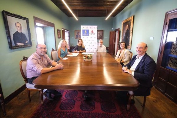 La Casa de Colón acoge el acto oficial de donación de &#039;Solidaridad&#039;, tres mil figuras de Félix J. Reyes Arencibia