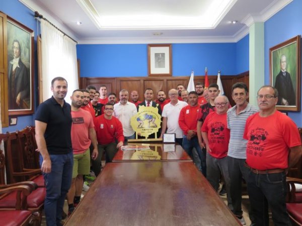 El Alcalde de Guía recibe y felicita al Club de Lucha Ramón Jiménez tras lograr el título de campeón