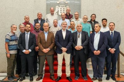 Clavijo celebra con la selecci&oacute;n juvenil de f&uacute;tbol de Las Palmas el 50 aniversario de su t&iacute;tulo nacional