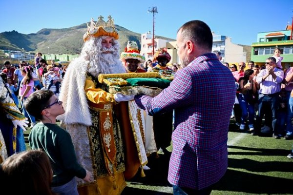 Gáldar: Miles de personas llenan de ilusión reciben a los Reyes Magos en su llegada al Estadio de Barrial