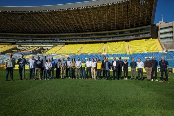 Los nueve despachos internacionales de arquitectura e ingeniería que optan a reformar el Estadio de Gran Canaria realizan una visita técnica