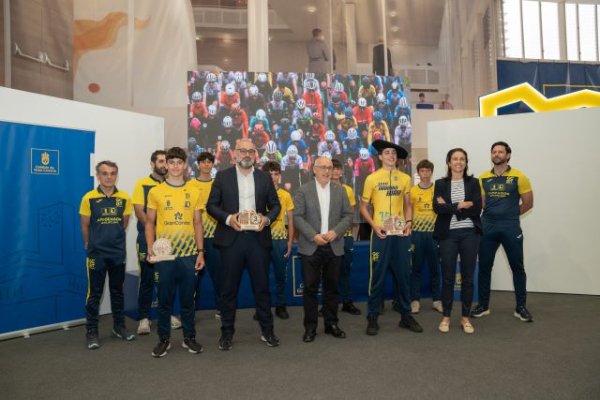 Antonio Morales y Aridany Romero celebran el &eacute;xito del Gran Canaria Bike Team en la Aiarako Bira 2026