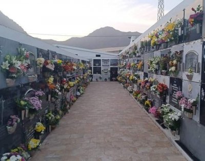 La Aldea: Se recuerda que no deben depositarse flores en el suelo del camposanto