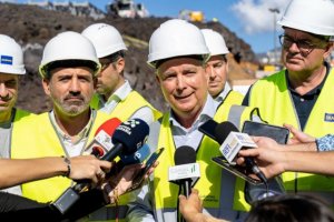 Franquis: «Las obras de la carretera de la Costa van a buen ritmo y esperamos abrirla a finales de abril»