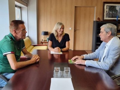 Esther Monz&oacute;n mantiene una reuni&oacute;n con el Colegio Oficial de M&eacute;dicos de Las Palmas