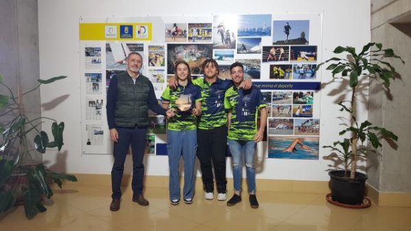 Francisco Castellano felicita a los atletas Andrea Monroy, Magno Llopis y Oliver Rodríguez, campeones de España Sub 16 y FEDDI 2022