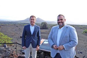 Mariano Zapata y Samuel Martín comprueban los avances de la restauración de conos volcánicos en Lanzarote